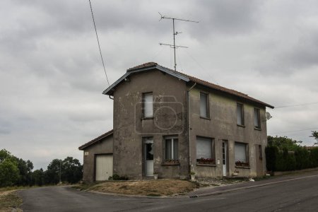 Foto de Viejo restaurante abandonado en el pueblo francés del norte Romagne sous Montfoucon - Imagen libre de derechos