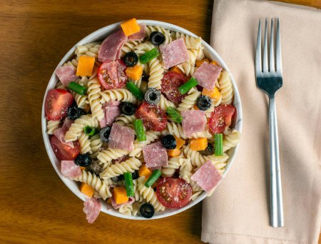 Téléchargez les photos : Dessus de salade de pâtes italiennes avec salami et légumes mélangés - en image libre de droit