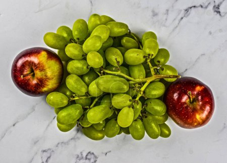 Foto de Dos manzanas con racimo de uvas - Imagen libre de derechos