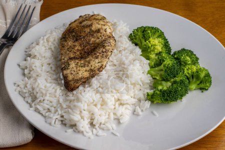 Téléchargez les photos : Poitrine de poulet assaisonnée servie avec riz et brocoli - en image libre de droit