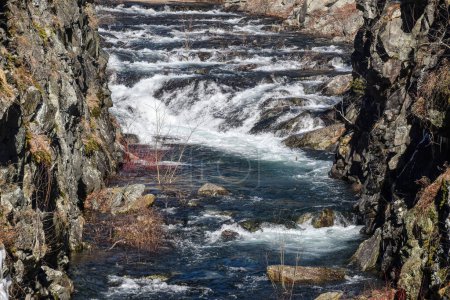 agua que fluye sobre las rocas en el vertedero de quabbin reservioer en Massachusetts de la vajilla