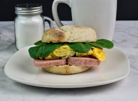 Spam y revueltos huevo desayuno sándwich superior con espinacas en Inglés muffin,