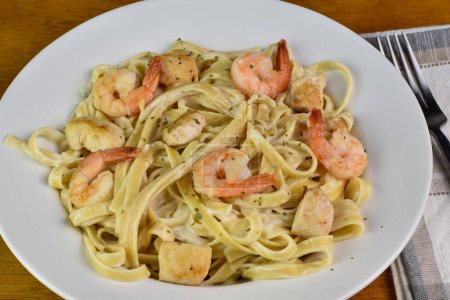 linguine alfredo  top with chicken and shrimp, 