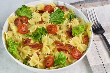 farfalle  pasta salad consisting of  tomatoes, lettuce and bacon