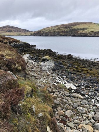 Foto de Rugged landscape of the Isle of Lewis in April, near Dun Carloway, Outer Hebrides, Scotland, United Kingdom - Imagen libre de derechos