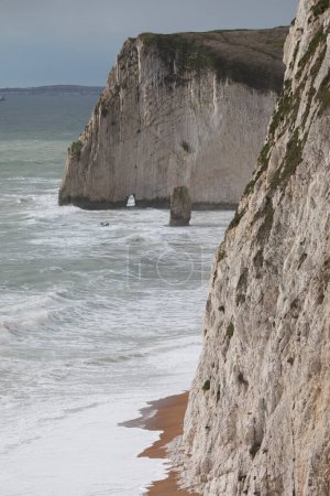 Acantilados de piedra caliza, parte de la costa jurásica cerca de Durdle Door en marzo, Dorset, Inglaterra, Reino Unido