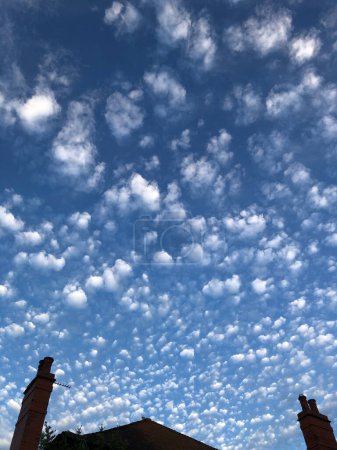 Foto de Cielo azul con nubes blancas en verano Reino Unido - Imagen libre de derechos