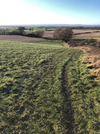 Chemin de terre et de terre boueuse en Janvier, par une journée ensoleillée avec un ciel bleu clair, Yorkshire du Nord, Angleterre, Royaume-Uni