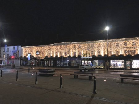 Téléchargez les photos : High Street, Northallerton, North Yorkshire, Angleterre, Royaume-Uni - 18 décembre 2023 : Lumières de Noël sur le centre commercial Barkers of Northallerton la nuit - en image libre de droit