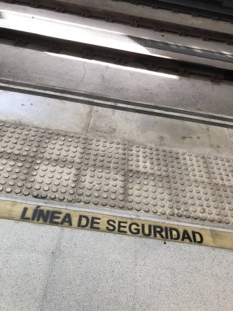 Sicherheitswarnung der Linea de seguridad auf einem Bahnsteig in Spanien