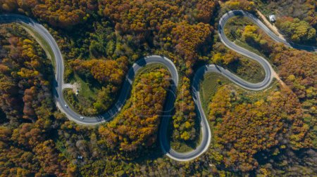 Téléchargez les photos : Vue aérienne de la route domanique d'inegol avec de belles couleurs automnales de la nature - en image libre de droit