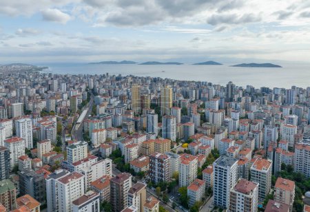 Foto de Aerial view of Erenky in Kadky district of Istanbul province and the islands in the sea of Marmara - Imagen libre de derechos