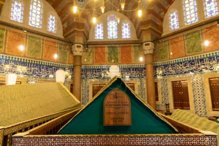 Foto de Tomb of the legendary turkish sultan Suleyman inside his turbe located near Suleymaniye mosque, Istanbul. - Imagen libre de derechos