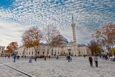 Téléchargez les photos : Istanbul, Turquie - 3 décembre 2022 : Mosquée Beyazit - Mosquée impériale ottomane du XVIe siècle vue de la place Beyazt (Place de la Liberté)). - en image libre de droit
