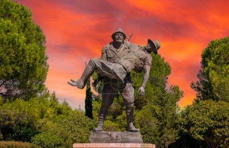 Téléchargez les photos : Gelibolu, anakkale, Turquie - 26 septembre 2021 : Un monument au soldat turc qui a porté l'officier australien blessé et aidé, Gallipoli - en image libre de droit