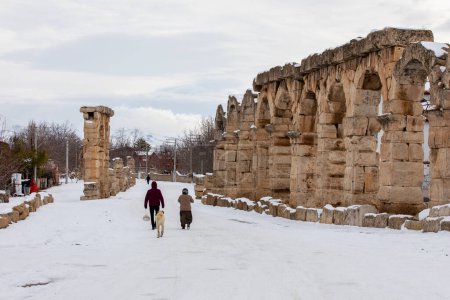 Téléchargez les photos : Aqueduc romain à Kemerhisar, Tyana antique. Kemerhisar, Bor, Nigde, Turquie. - en image libre de droit