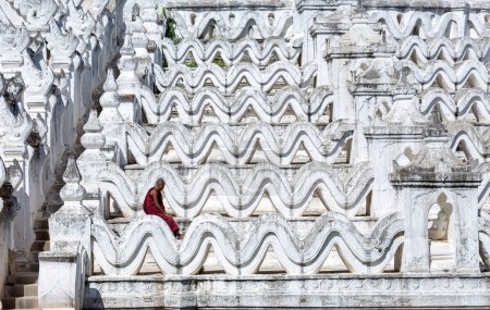 Téléchargez les photos : Mingun, Mandalay, Myanmar, 16 novembre 2021 : Moines debout dans le temple Myanmar - en image libre de droit