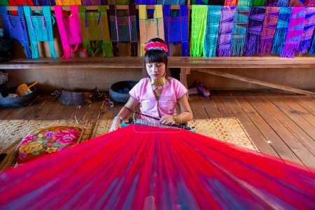 Foto de Mandalay, Myanmar, 15 de noviembre de 2016: Mujer asiática de cuello largo Kayan Padaung disfrazada de mujer tradicional. Minoría étnica en Asia. Hermoso retrato de mujer tribal con anillos de cuello bobinas de latón en Loikaw, - Imagen libre de derechos