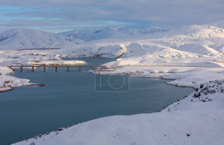 Téléchargez les photos : Province d'Erzincan, district li avec paysages enneigés, rivière et pont historique - en image libre de droit