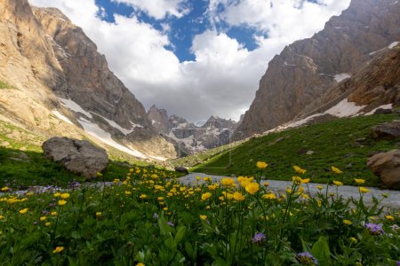 Foto de Cilo montañas, hakkari, altas montañas y nubes, valle del cielo y el infierno - Imagen libre de derechos