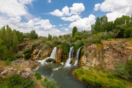 Téléchargez les photos : Muradiye cascade, qui est situé sur la route Van Dogubeyazit, une merveille naturelle souvent visitée par les touristes à Van, Turquie - en image libre de droit