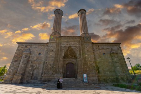 Téléchargez les photos : Madrasa Cifte Minareli Medrese ou Twin Minaret à Erzurum, Turquie
. - en image libre de droit