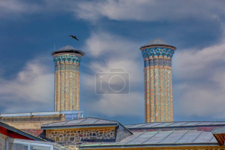 Téléchargez les photos : Erzurum Double Minaret Madrasa, l'un des bâtiments historiques turcs. Madrasa Erzurum Double Minaret au lever du soleil en été. C'est l'un des itinéraires de voyage les plus célèbres en Turquie. Erzurum, Turquie - en image libre de droit