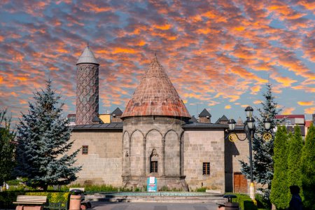 Foto de Historical Yakutiye Madrasa. (Turco; Yakutiye Medresesi) Es uno de los símbolos de la provincia de Erzurum. Es visitado por miles de turistas nacionales y extranjeros cada año. Erzurum, Turquía - Imagen libre de derechos