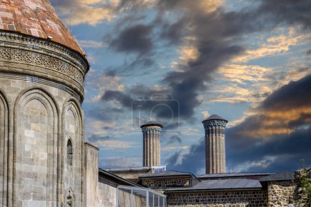 Téléchargez les photos : Erzurum Double Minaret Madrasa, l'un des bâtiments historiques turcs. Madrasa Erzurum Double Minaret au lever du soleil en été. C'est l'un des itinéraires de voyage les plus célèbres en Turquie. Erzurum, Turquie - en image libre de droit