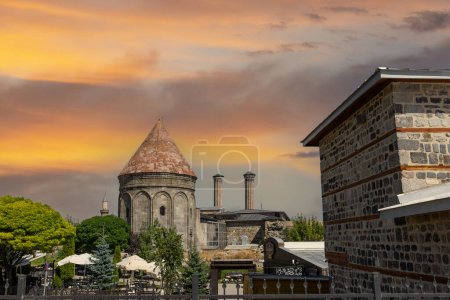 Foto de Erzurum Double Minaret Madrasa, uno de los edificios históricos turcos. Erzurum Doble Minarete Madrasa al amanecer en verano. Es una de las rutas de viaje más famosas de Turquía. Erzurum, Turquía - Imagen libre de derechos