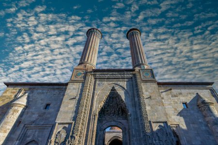 Foto de Erzurum Double Minaret Madrasa, uno de los edificios históricos turcos. Erzurum Doble Minarete Madrasa al amanecer en verano. Es una de las rutas de viaje más famosas de Turquía. Erzurum, Turquía - Imagen libre de derechos