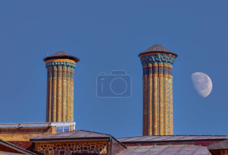 Foto de La Madrasa Doble Minarete pertenece al período selyúcida. Es el símbolo histórico y turístico de la provincia de Erzurum. Erzurum, Turquía - Imagen libre de derechos