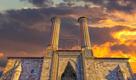 Foto de La Madrasa Doble Minarete pertenece al período selyúcida. Es el símbolo histórico y turístico de la provincia de Erzurum. Erzurum, Turquía - Imagen libre de derechos