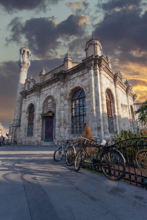 Téléchargez les photos : Aziziye Mosque view in Konya. The architectural style is a mixture of boroque and traditional Ottoman architecture. - en image libre de droit