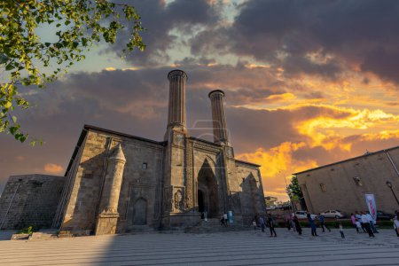 Foto de Erzurum, Turquía, 19 de agosto de 2023: Double Minaret Madrasa, uno de los edificios históricos turcos. - Imagen libre de derechos