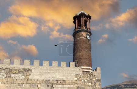 Foto de Minarete de bandeja (torre del reloj), Castillo de Erzurum, Erzurum, Turquía - Imagen libre de derechos