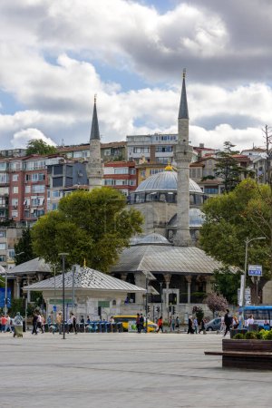 Foto de Estambul, Turquía, 11 de septiembre de 2023: La Mezquita del Sultán Mihrimah es una mezquita otomana del siglo XVI ubicada en el centro histórico del distrito skdar de Estambul, Turquía.. - Imagen libre de derechos
