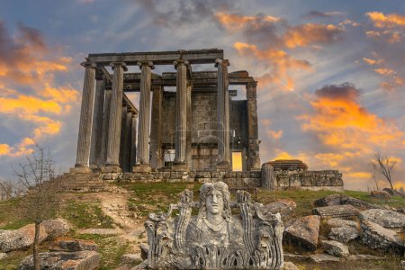 Téléchargez les photos : L'ancienne ville Aizanoi et le temple de Zeus dans avdarhisar - en image libre de droit