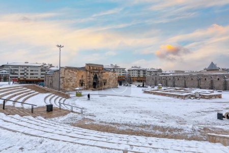 Foto de Sivas, Turquía, 24 de enero de 2022: La era selyúcida de la madraza Sivas Buruciye fue construida en 1271. El portal de la madrasa. La mano de obra de piedra en el portal lleva rastros de arte selyúcida. - Imagen libre de derechos