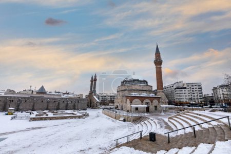 Téléchargez les photos : Vue sur la ville avec Double Minaret Madrasah (Cifte minareli medrese en turc) et la mosquée Kale - en image libre de droit