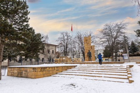 Téléchargez les photos : Sivas, Turquie, 24 janvier 2022 : Monument Ataturk du Centre-ville de Sivas. - en image libre de droit