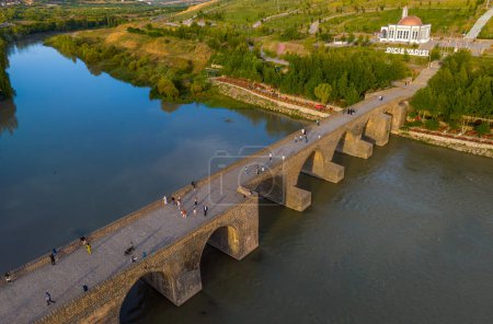 Téléchargez les photos : Diyarbakir, Turquie vue historique du pont à dix yeux (sur gozlu kopru) - en image libre de droit