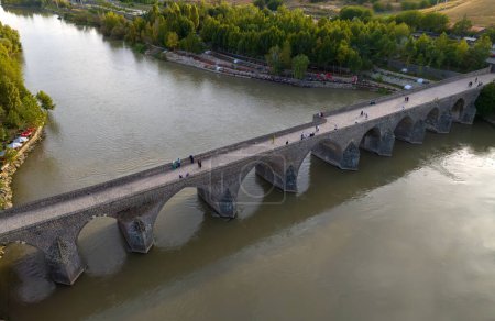 Téléchargez les photos : Diyarbakir, Turquie vue historique du pont à dix yeux (sur gozlu kopru) - en image libre de droit