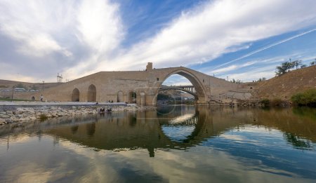 Téléchargez les photos : Le pont Malabadi est un pont en arc enjambant la rivière Batman près de la ville de Silvan dans le sud-est de la Turquie.. - en image libre de droit