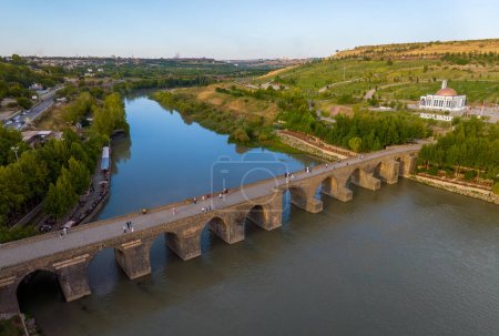 Foto de Histórica vista del puente de diez ojos (en gozlu kopru) - Imagen libre de derechos