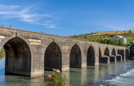 Téléchargez les photos : Diyarbakir, Turquie, 5 octobre 2023 : Vue historique du pont à dix yeux (sur gozlu kopru) - en image libre de droit