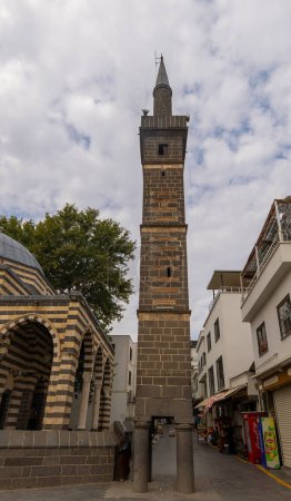 Téléchargez les photos : Sur, Diyarbakir, Turquie- 09 octobre 2023 : Vue rapprochée du minaret unique basé sur quatre colonnes, surnommé le minaret à quatre pattes à Diyarbakir - en image libre de droit