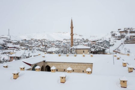 Téléchargez les photos : Vue extérieure de Saltukid caravansera, complexe de bâtiments du XIIe siècle construit par Melike Mama Hatun, Tercan, Erzincan, Turquie. - en image libre de droit