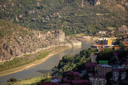 Téléchargez les photos : Valley view of Kemaliye town. View of the old Kemaliye houses and the Euphrates River. Erzincan - en image libre de droit
