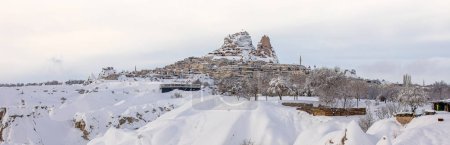 Téléchargez les photos : Pigeon Valley and Cave town in Greme in winter, Cheminées de fées, Cappadoce, Turquie. - en image libre de droit